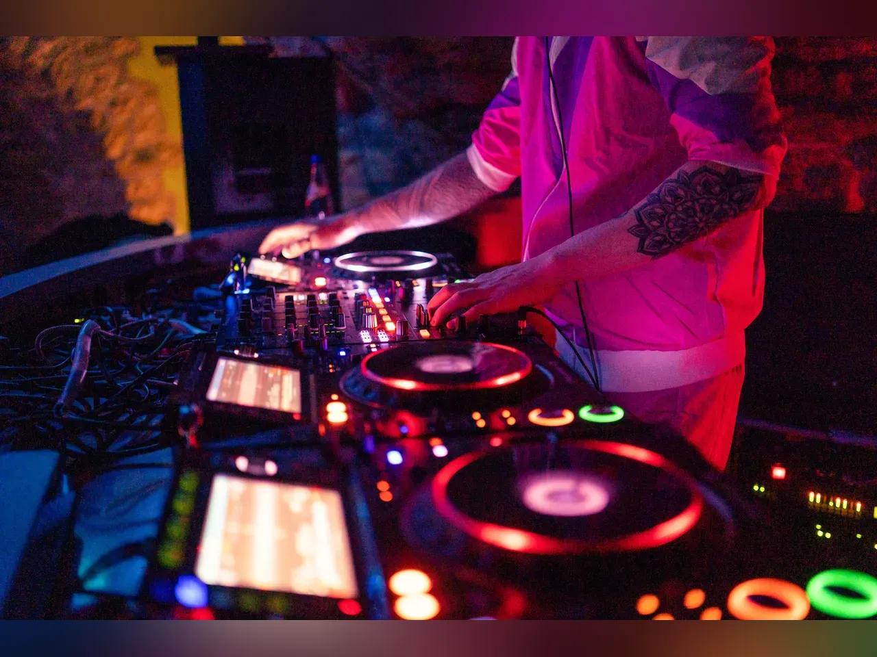 DJ am Mischpult 