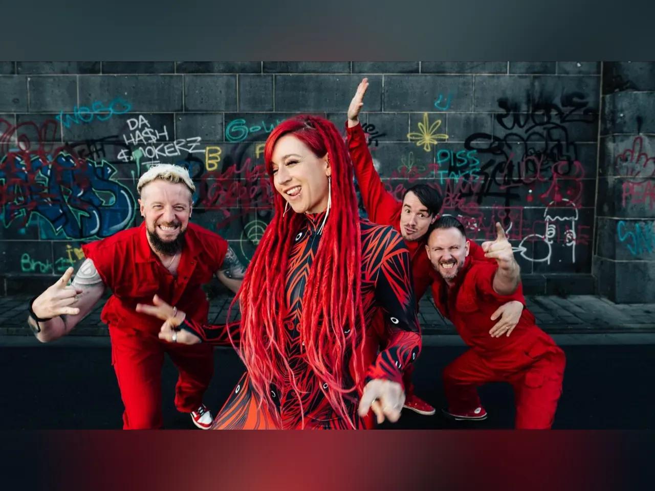 Die Band April Art in roter Kleidung