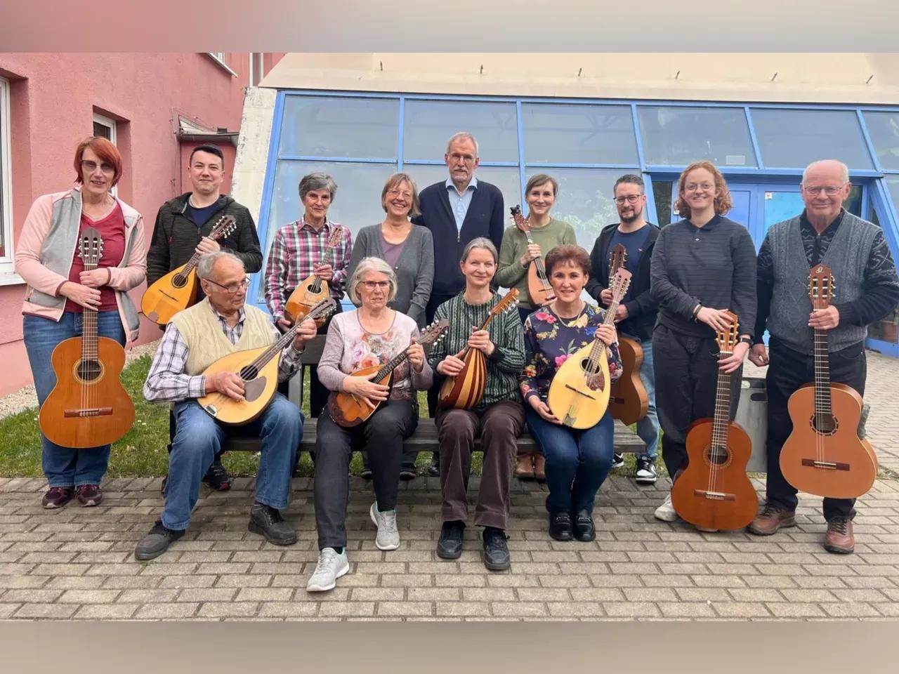 Das Mandolinen- und Gitarrenensemble "Lautengilde Jena" mit ihren Instrumenten