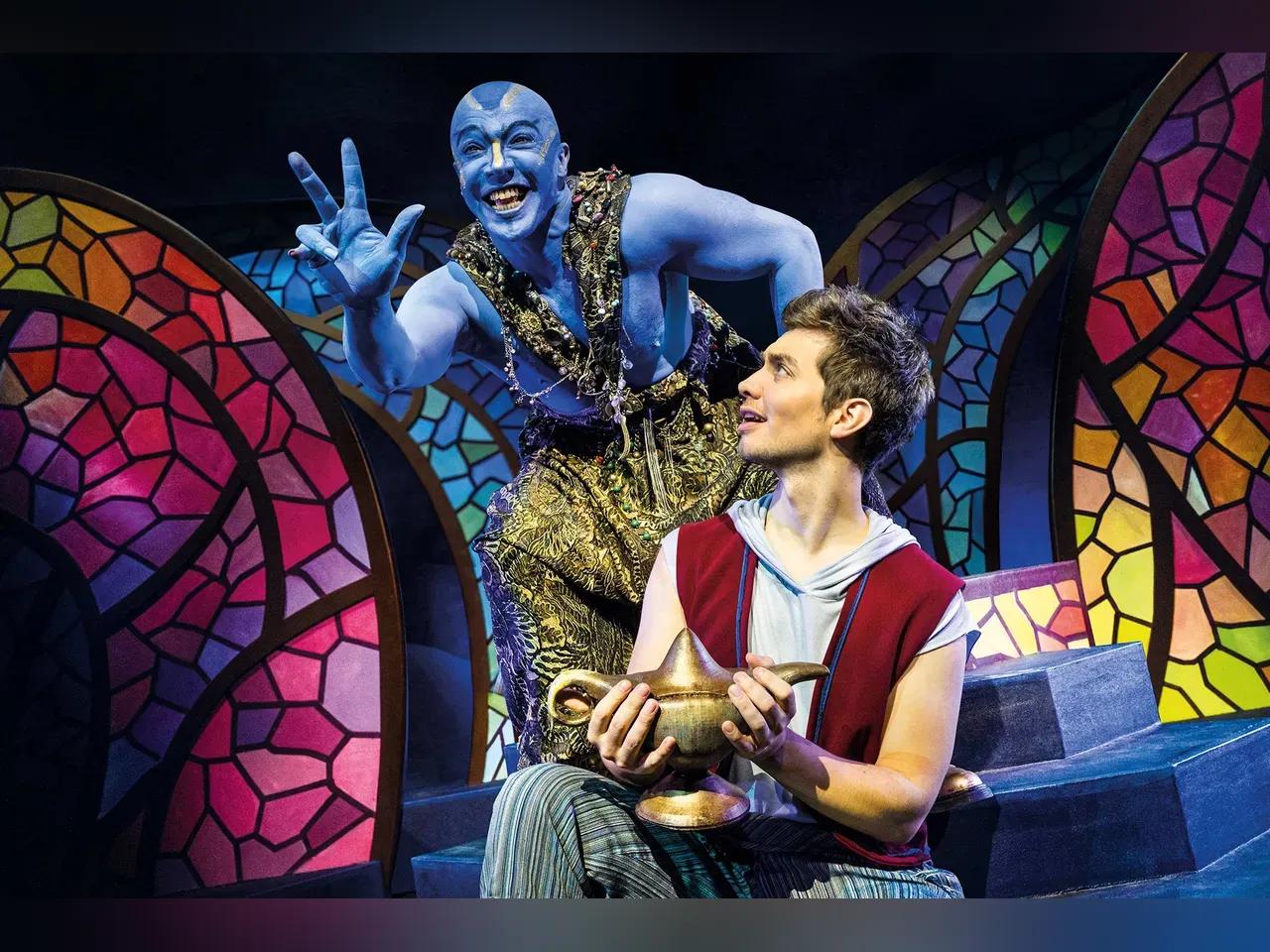 Szene aus dem Musical mit 2 Personen in Kostümen