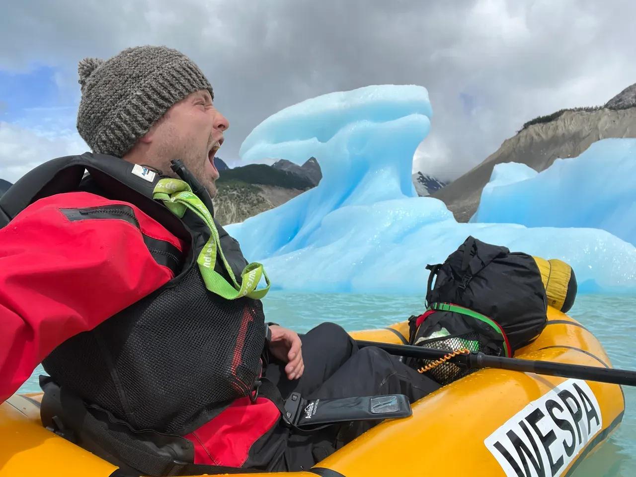 Tobias Schorcht im Kanu vor einer Eisformation