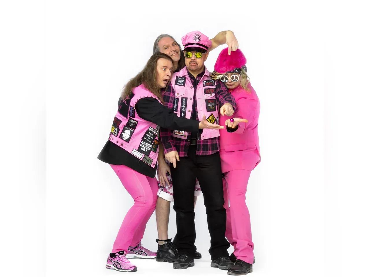 Die 4 Musiker in schwarz-rosaner Kleidung 