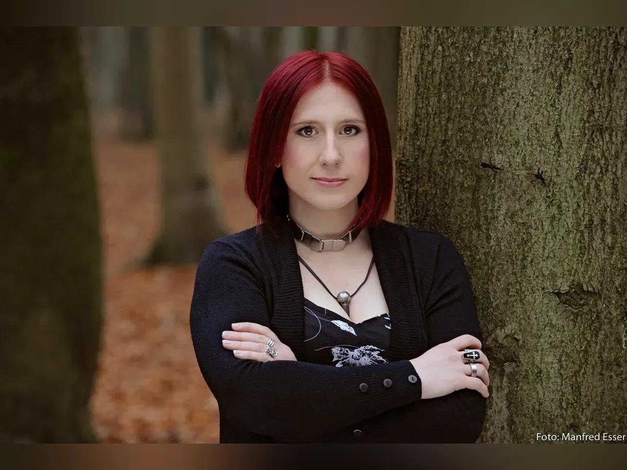 Lydia Benecke in einem Wald