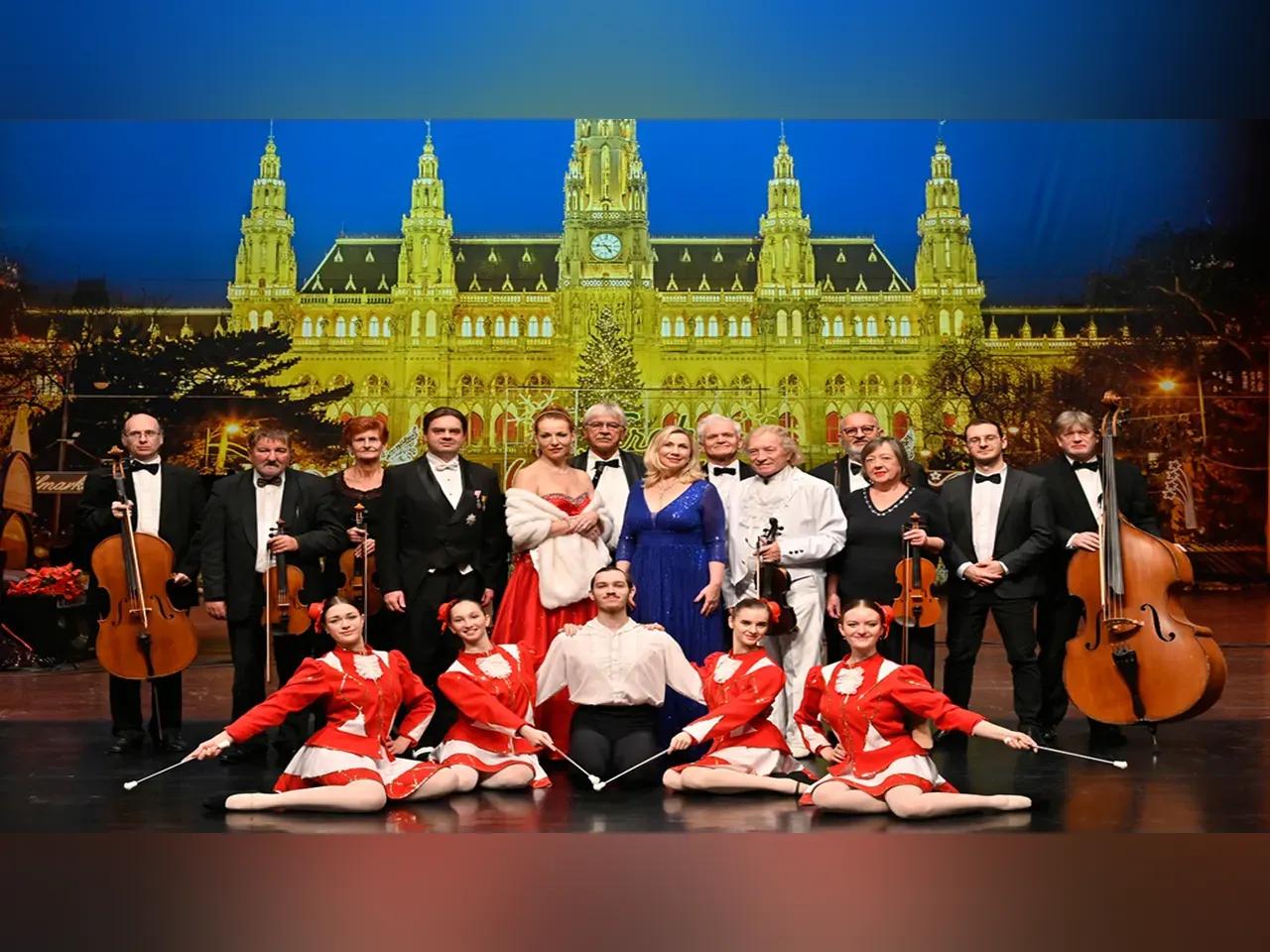Foto der Beteiligten der Show mit Instrumenten und Kostümen