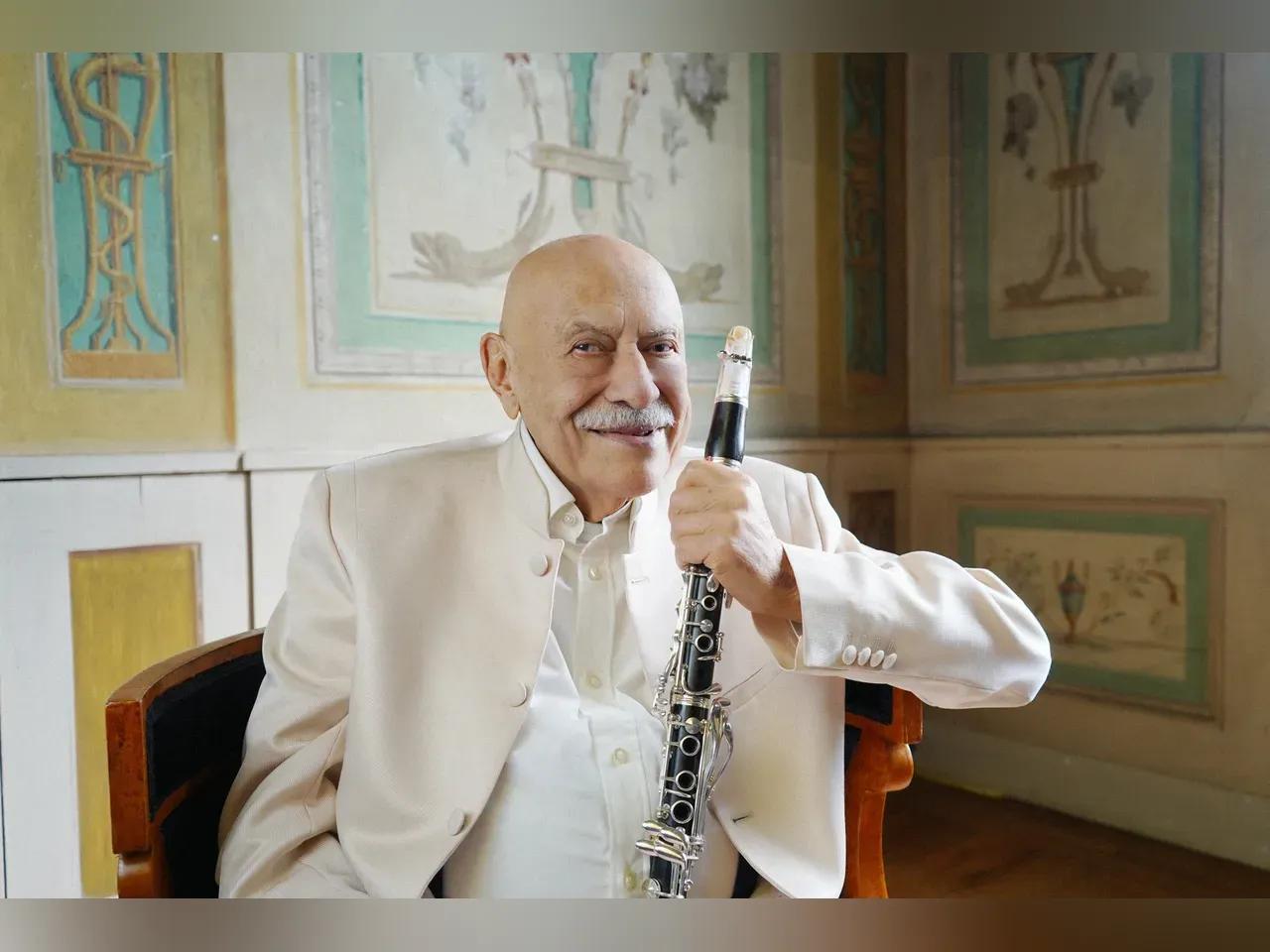 Klarinettist Mehran Montazer im weißen Anzug