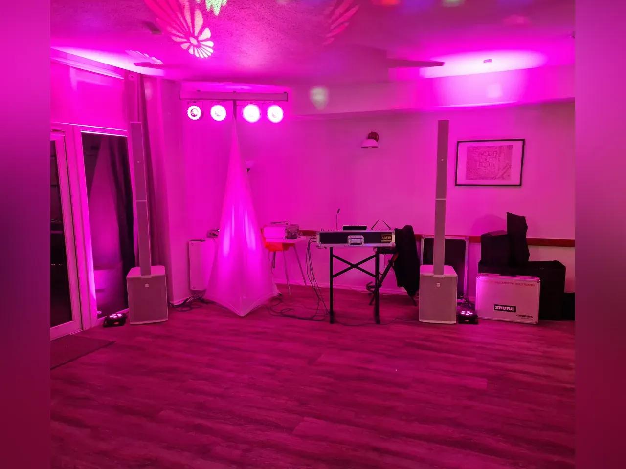 Tanzsaal mit Audiotechnik und rosanem Party-Licht