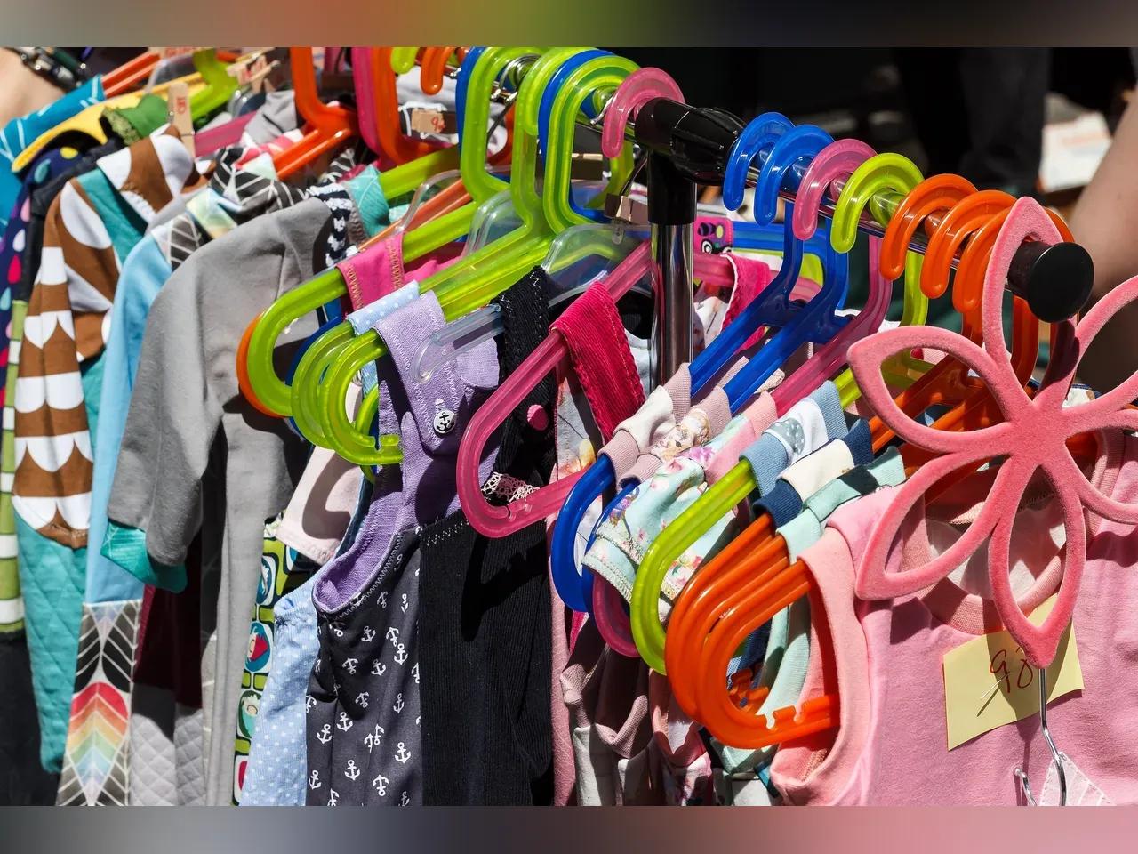 Kindersachen auf einem Flohmarkt