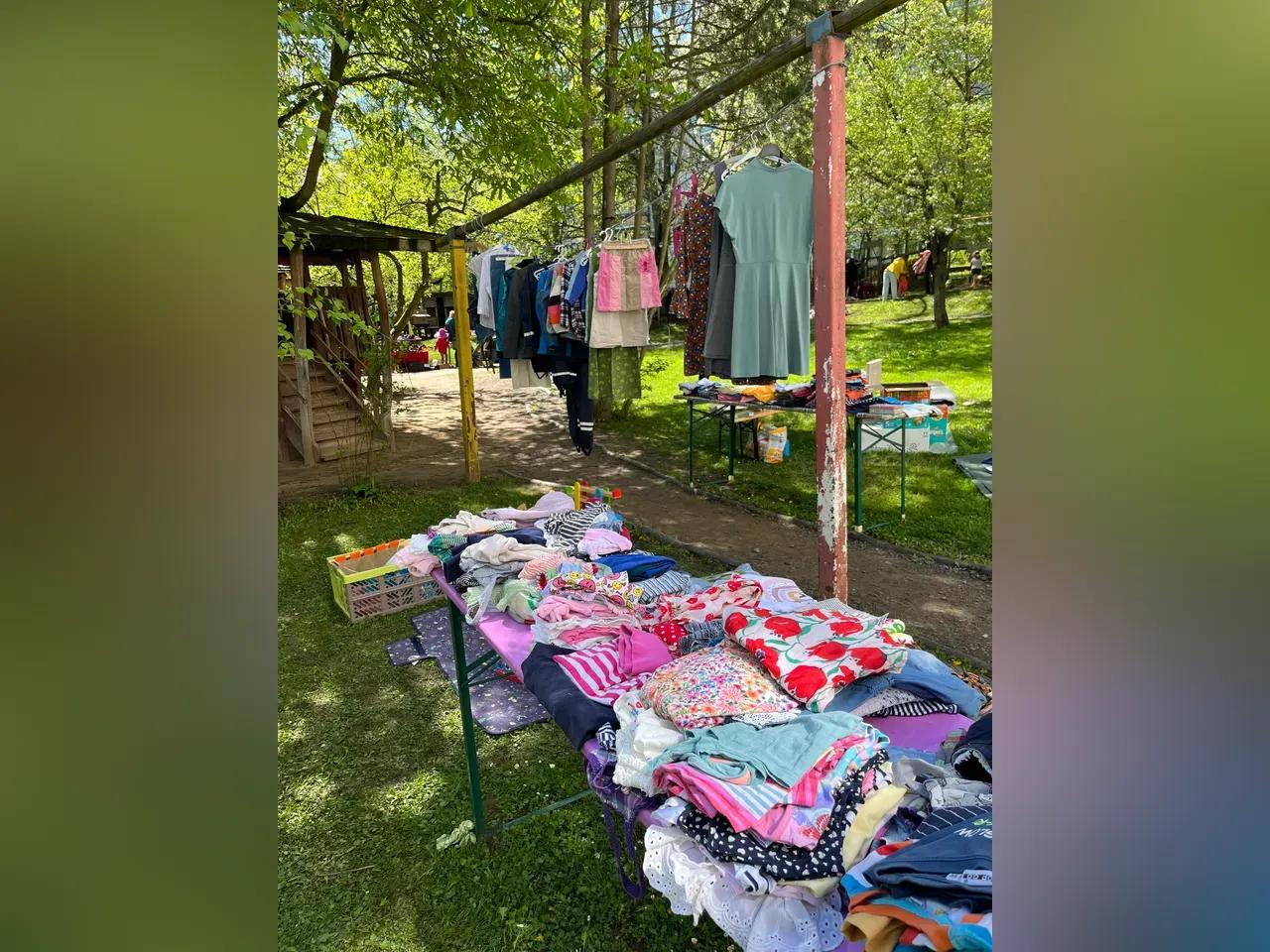 Flohmarktstand mit Kleidung