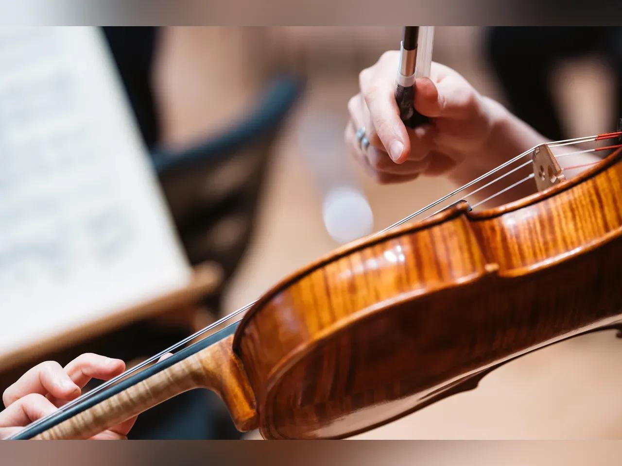 Nahaufnahme einer Geige, die gezupft wird