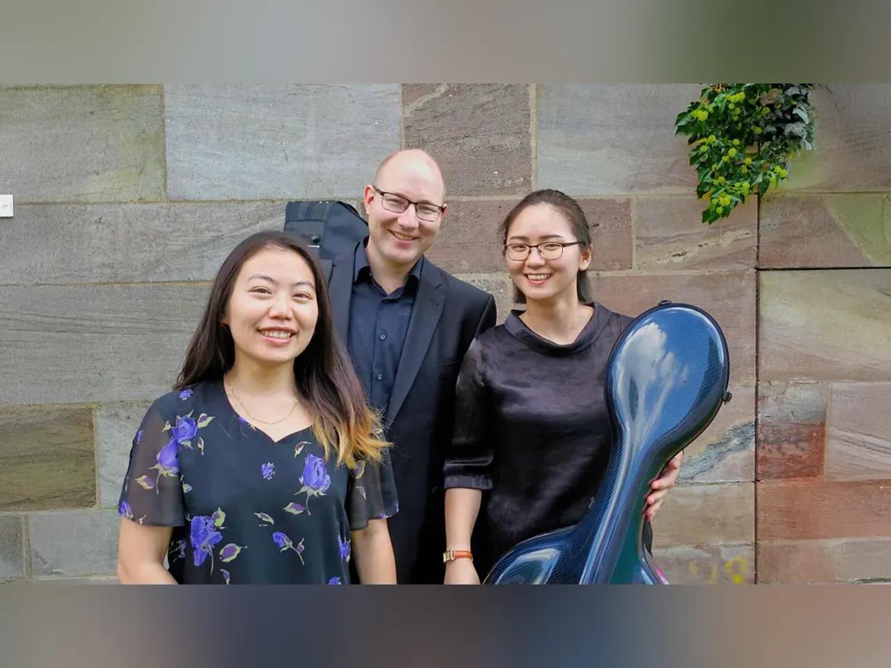 Frontalaufnahme des trio tacet vor einer Wand