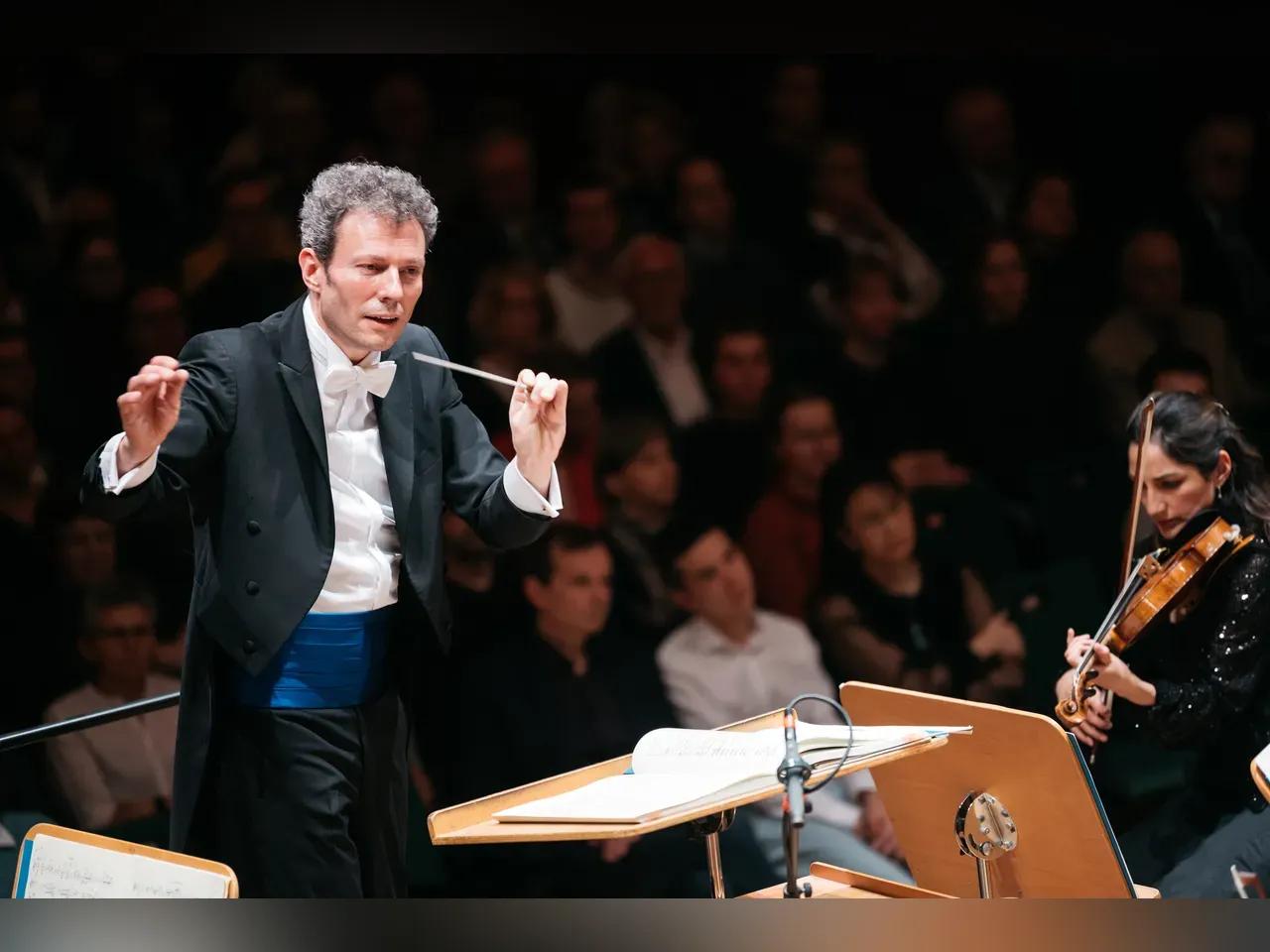 Nahaufnahme von Dirigent Simon Gaudenz