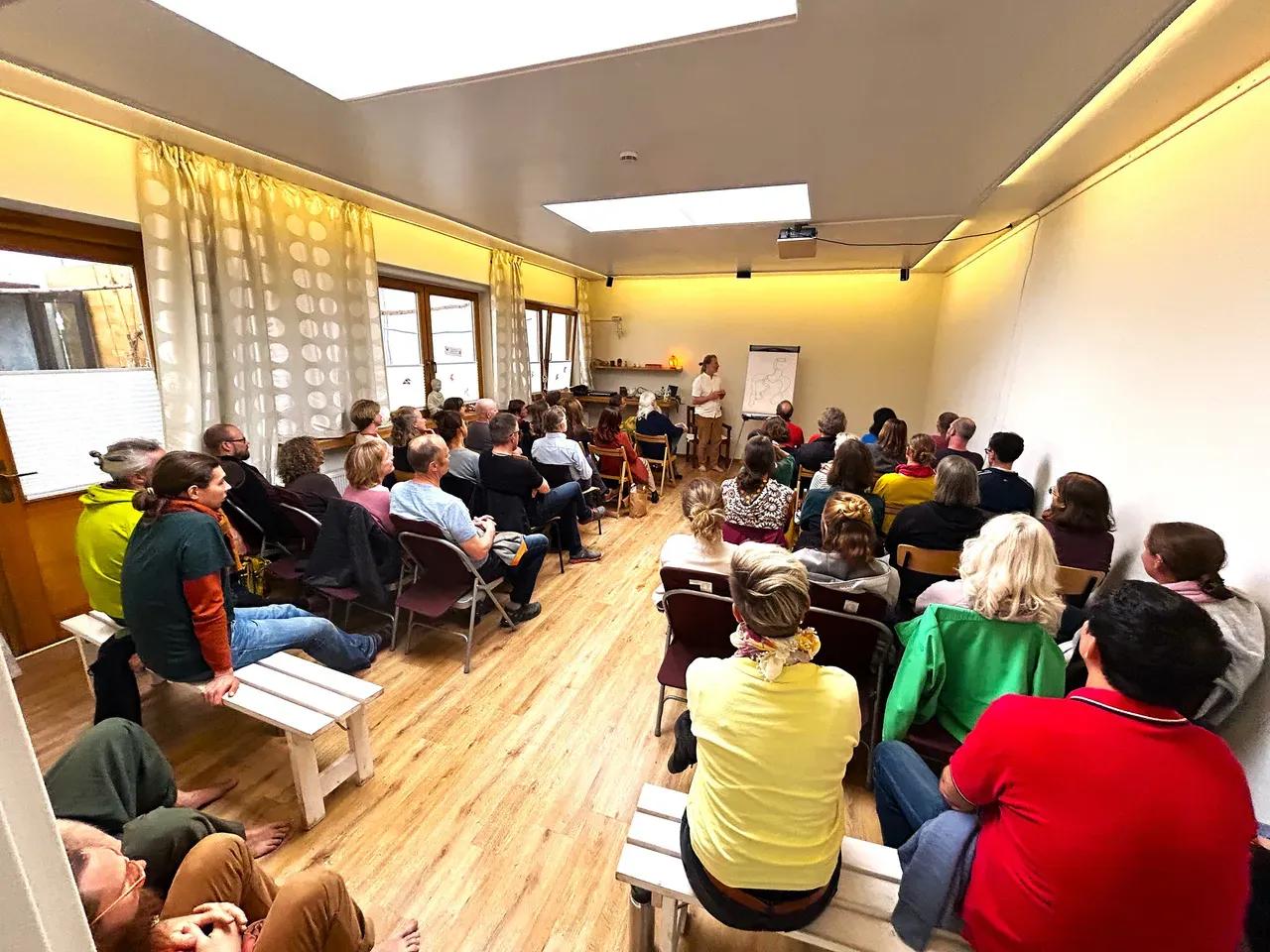 Menschen hören bei einem Vortrag zu