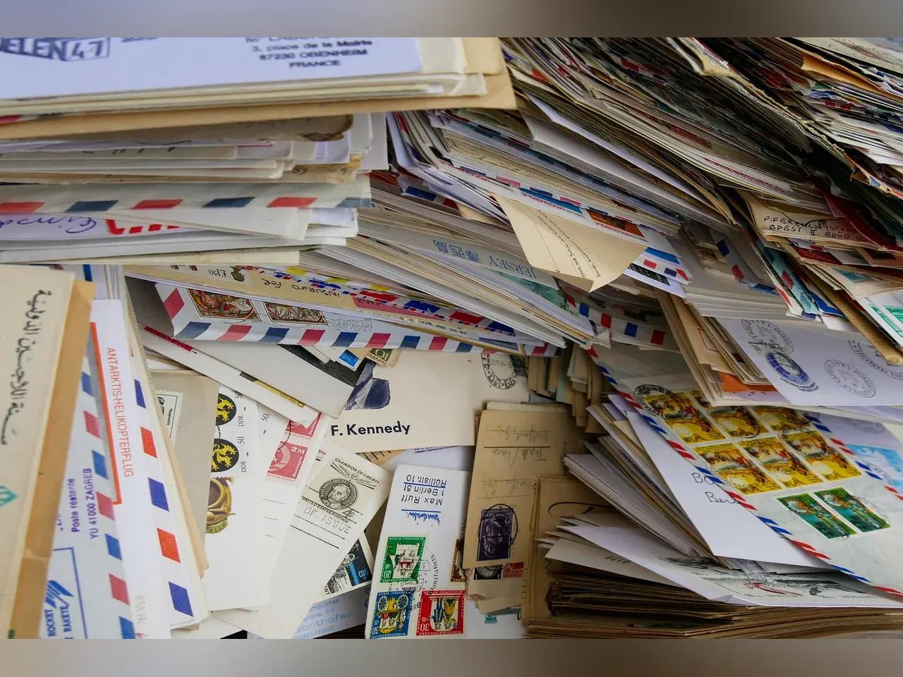 Buntes Durcheinander an Papieren, Briefen und Karten