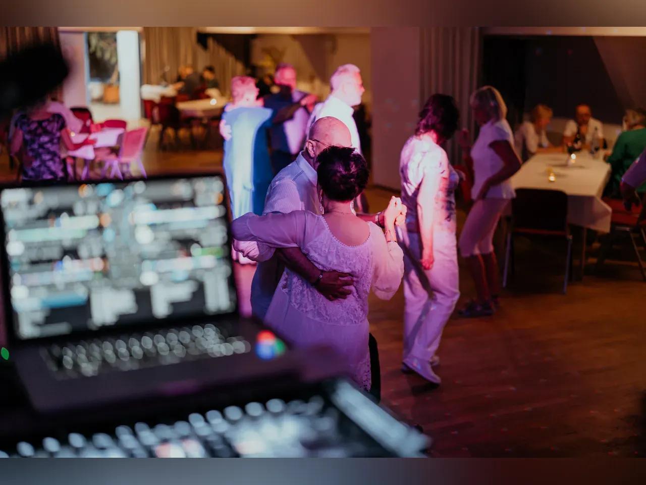 Tanzende Paare mit Dj-Pult im Vordergrund im Stadtteilzentrum LISA