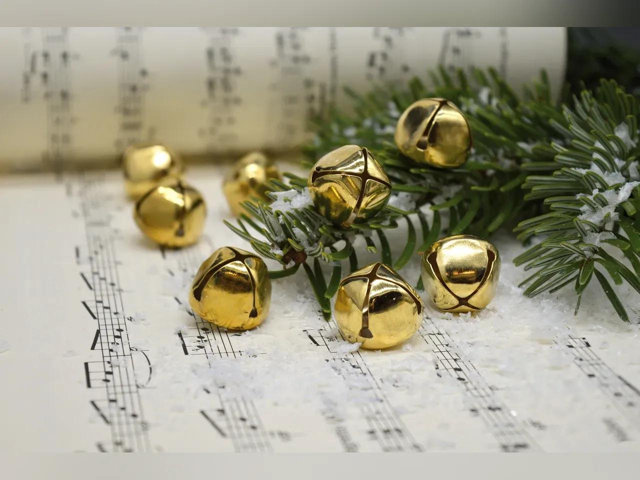 Glöckchen & Tannengrün liegen auf einem Notenblatt