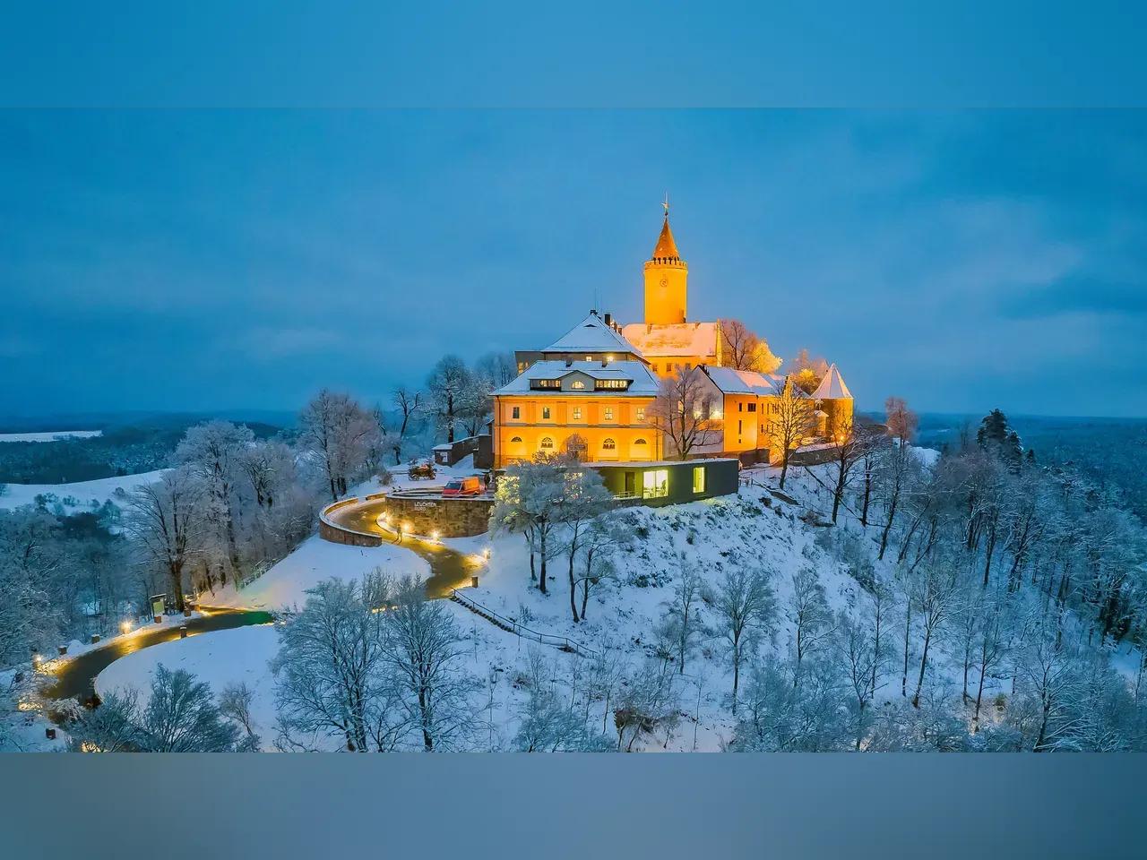 Im Winter angeleuchtete Leuchtenburg auf einem Berg