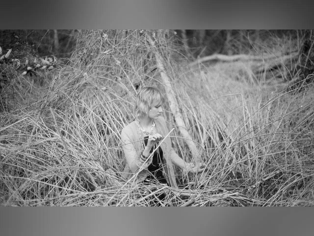 Musikerin Myrth in der Natur