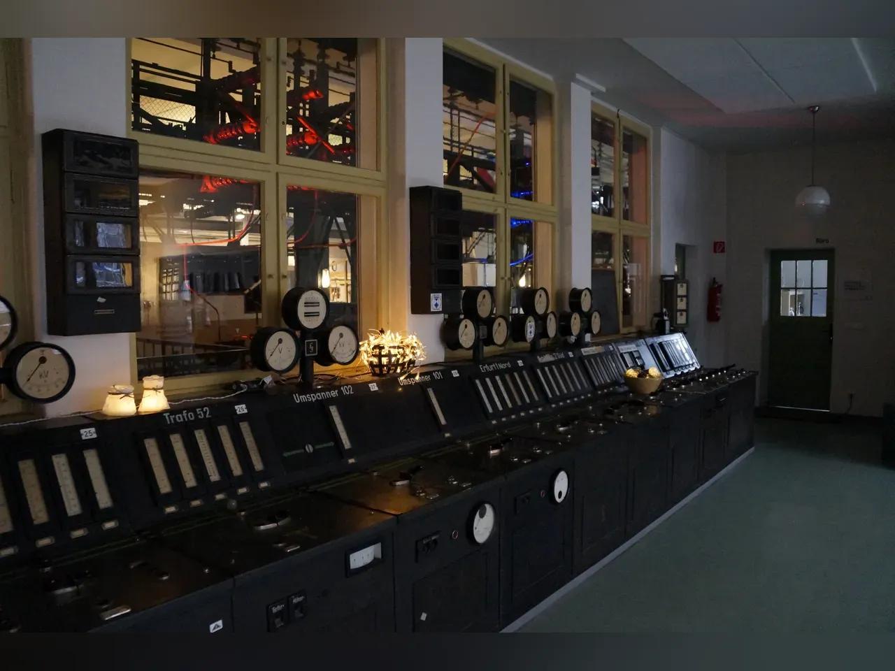 Die Messwarte des alten Umspannwerks in weihnachtlichem Glanz