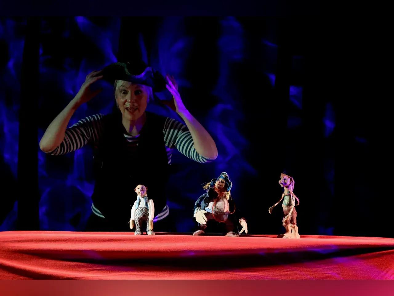 Puppenspiel im Piratenkostüm mit kleinen Figuren
