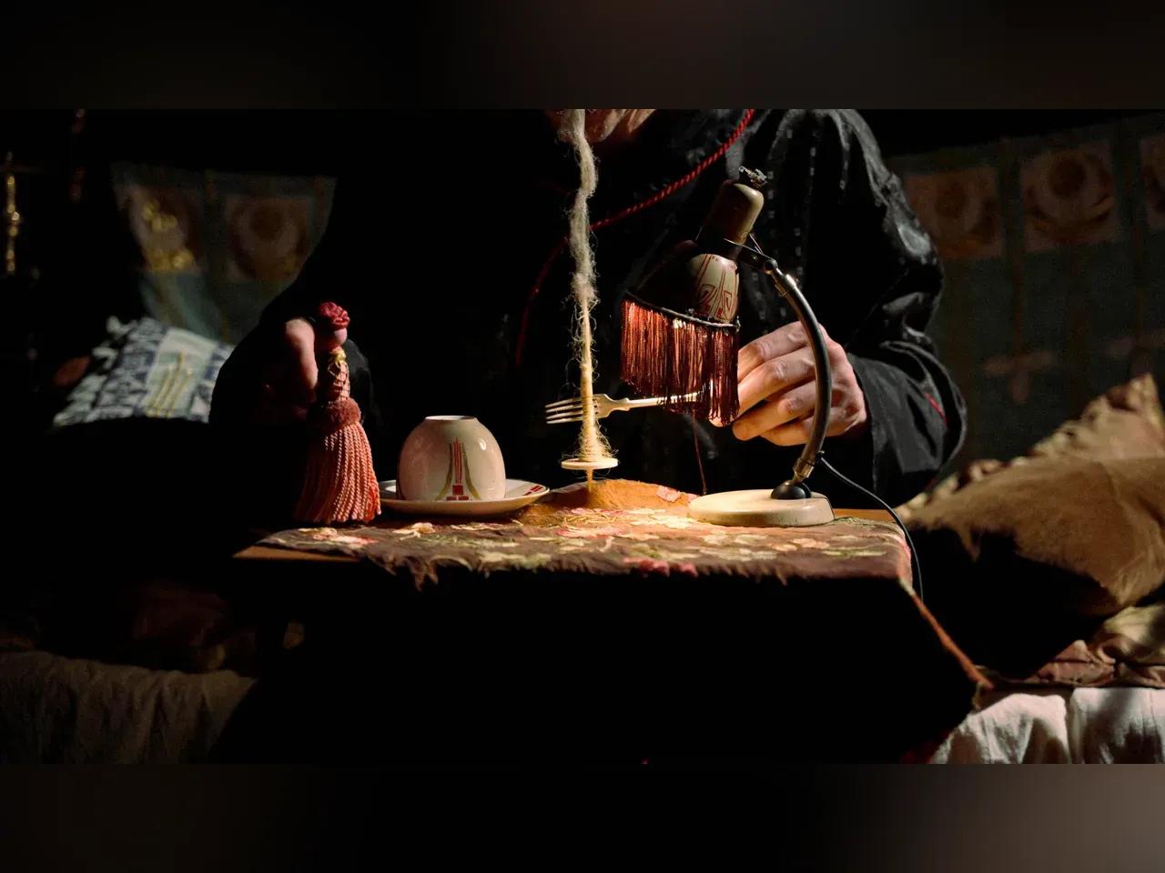 Nachtschränkchen mit Alltagsobjekten, mit denen Dornröschen gespielt wird