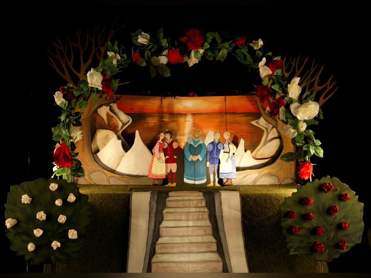 Puppenspiel-Kulisse mit fünf Charakteren aus Schneeweißchen und Rosenrot