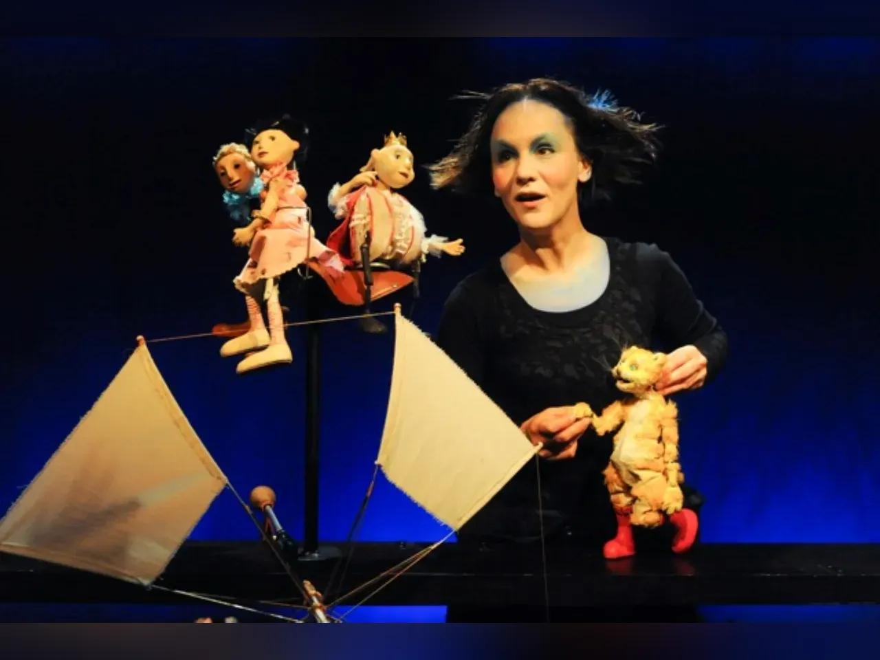 Puppenspielerin und Figuren aus Der gestiefelte Kater