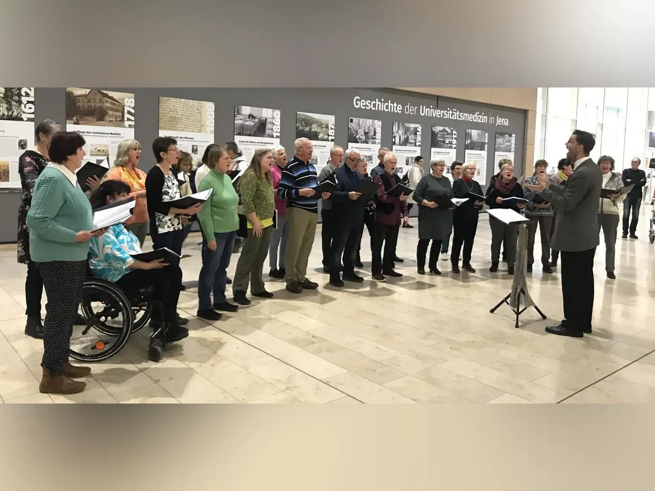 Sänger:innen des Volkschor Lobeda bei einem Auftritt